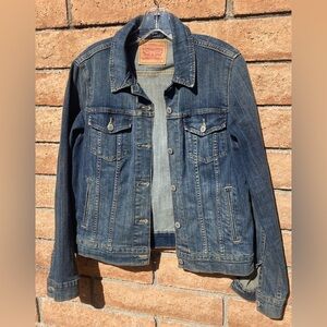 Levi’s Women’s Denim Trucker Jacket | Classic Blue Jean Jacket | Size L